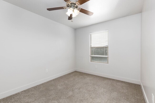 Building Photo - 3 bed / 2.5 bath / 2-car with washer/dryer/fridge 2019 built END UNIT!