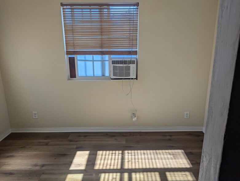 Living room - 821 Walnut Ave