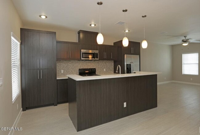 Building Photo - 410 Thorn Ave