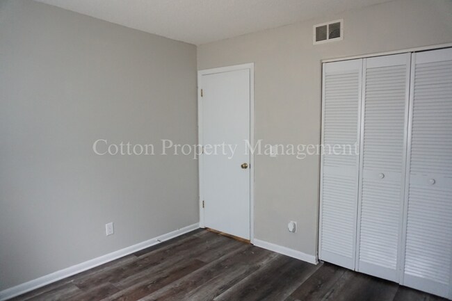 Building Photo - 2BR/2BA Condo - Great Location in Midtown Wilmington on Holly Tree / $1,199 /month Includes Water...