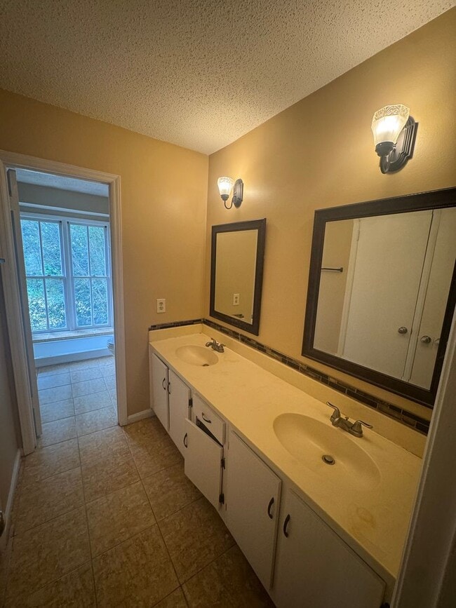 Building Photo - Large Townhome