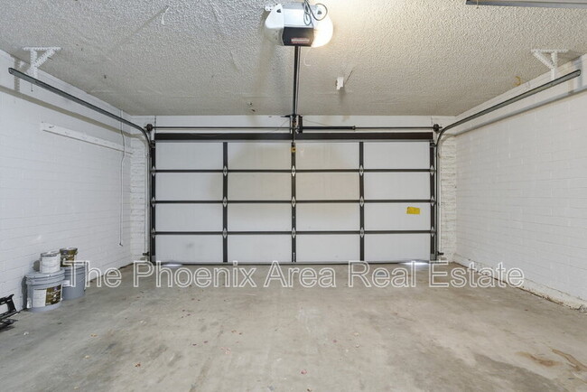 Building Photo - 447 E Carson Dr