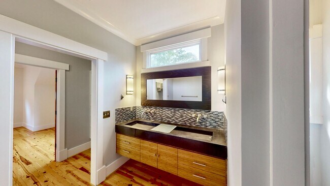 Building Photo - 2320 Chesterfield Ave