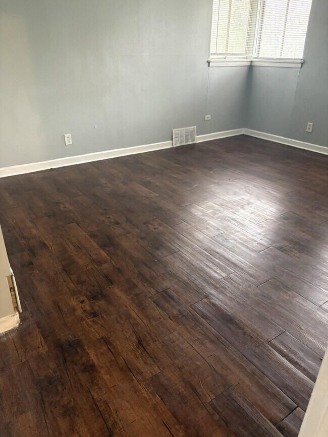 Building Photo - 2125 Kingsdale Dr