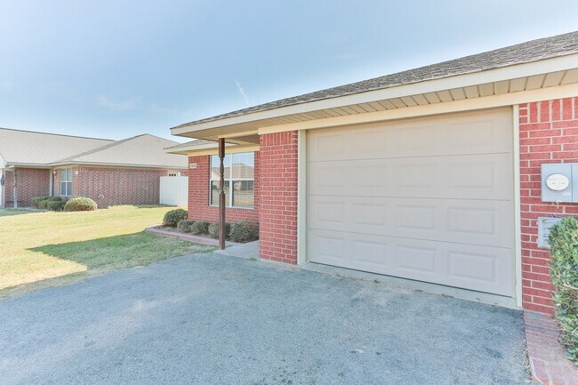 Building Photo - 16140 Rolling Meadows Dr