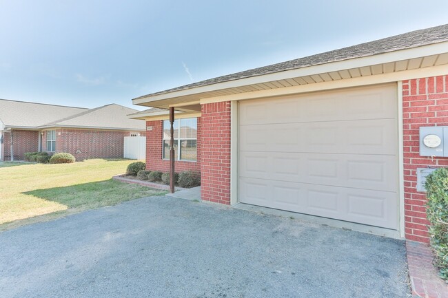 Building Photo - 16140/16142 Rolling Meadows Dr.