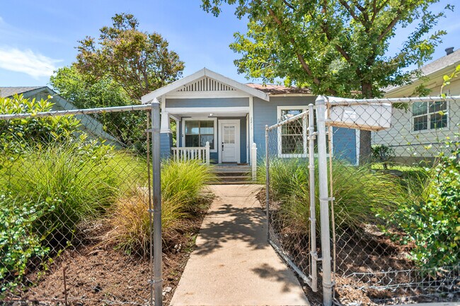 Building Photo - 2213 N Flores St