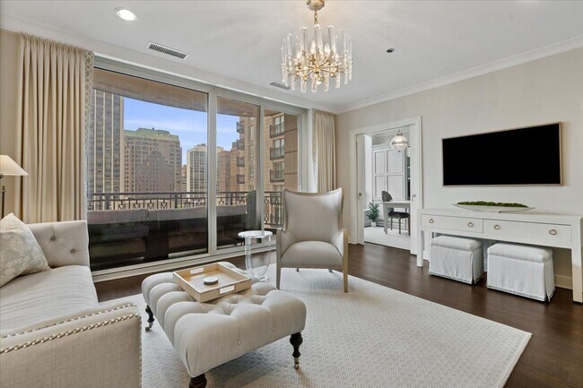 Building Photo - 10 E Delaware Pl