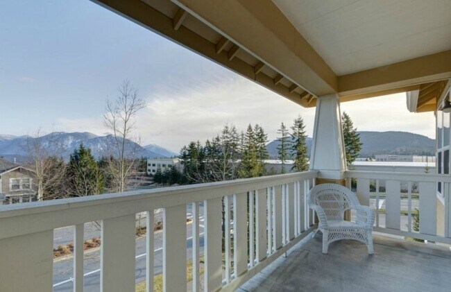 Building Photo - Sunny & Bright Upper Unit in Snoqualmie Ridge