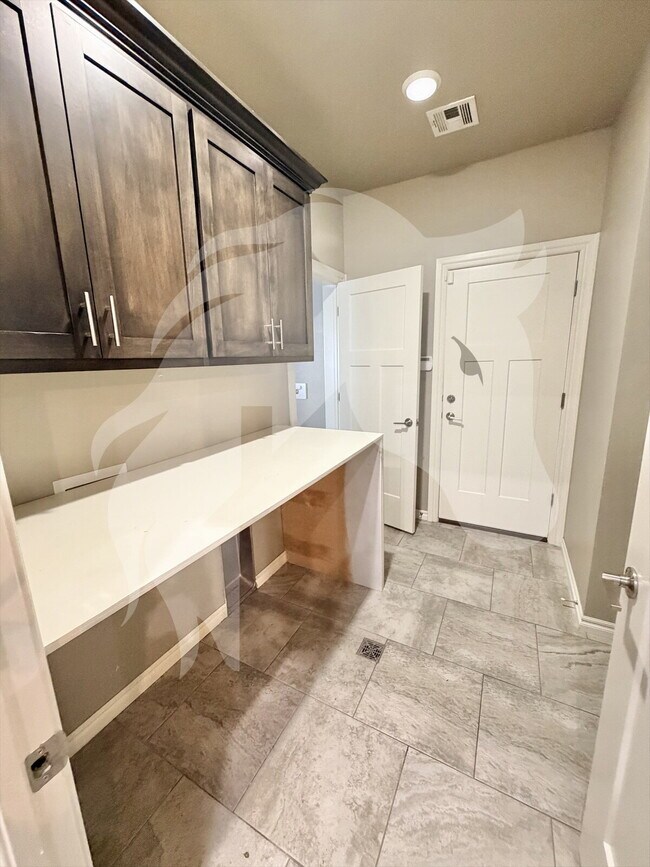 Building Photo - "Stunning 4-Bed Gem with Granite Touch & C...