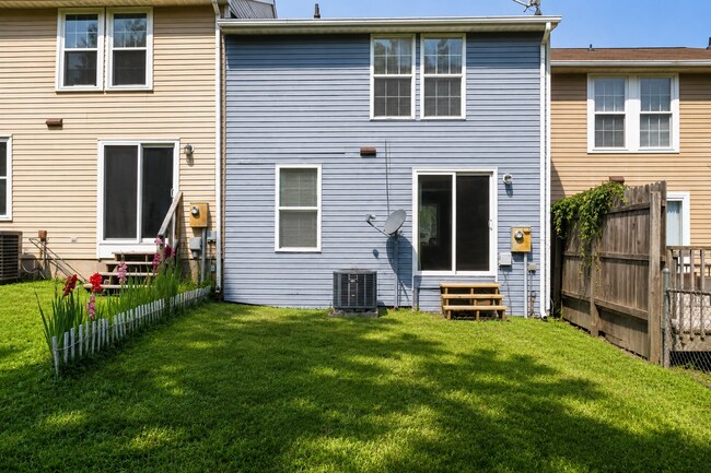 Building Photo - Available Now!  3 Bedroom Townhouse King George