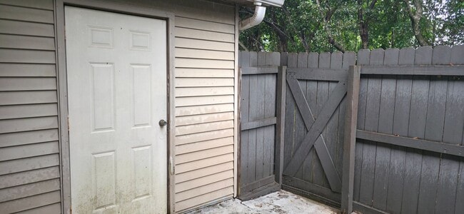 Building Photo - Lawrenceville living in this beautifully r...