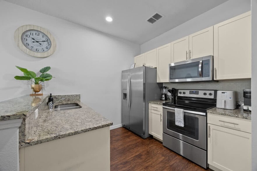 Building Photo - 3210 Gold Ln