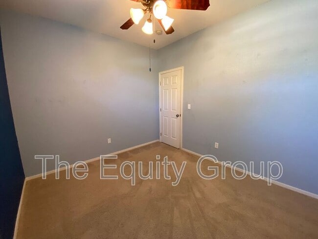 Building Photo - 2643 W Oakridge Ave