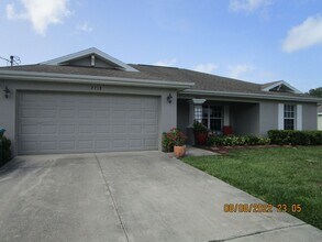 Building Photo - Available in April! Nice 3/2/2 Across From Jim Jeffers Park and Oasis North School