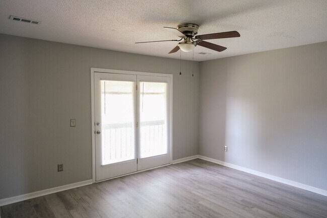 Building Photo - 2BR/2.5BA Condo w/ Community Pool in Simsponville!