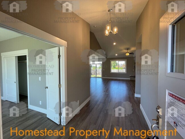 Building Photo - A HOME FOR THOSE WITH DISCERNING TASTE!