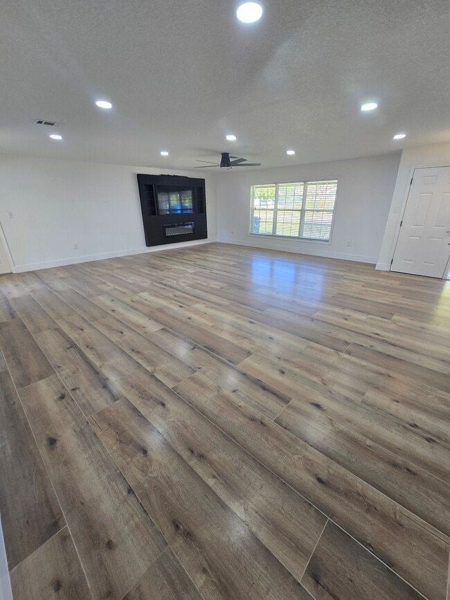 Building Photo - 383 Floral Dr