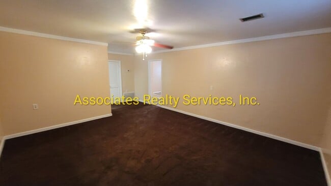 Building Photo - 4 BR, 2 BA  LOOK!!!!   ITS A STEAL!