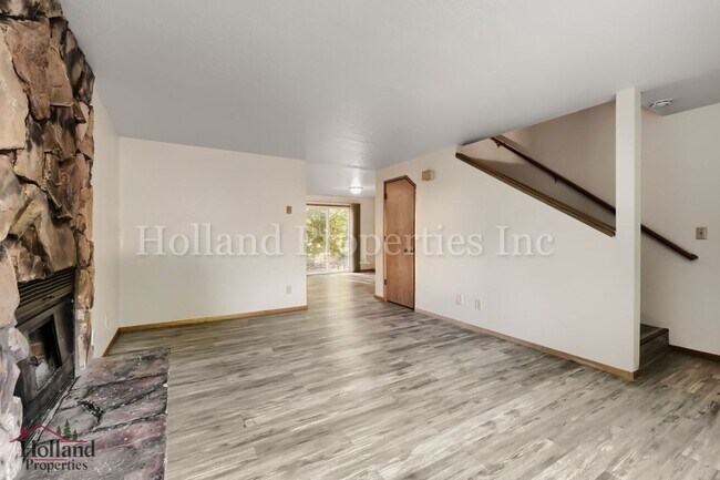 Building Photo - 4630 SW Southview Terrace