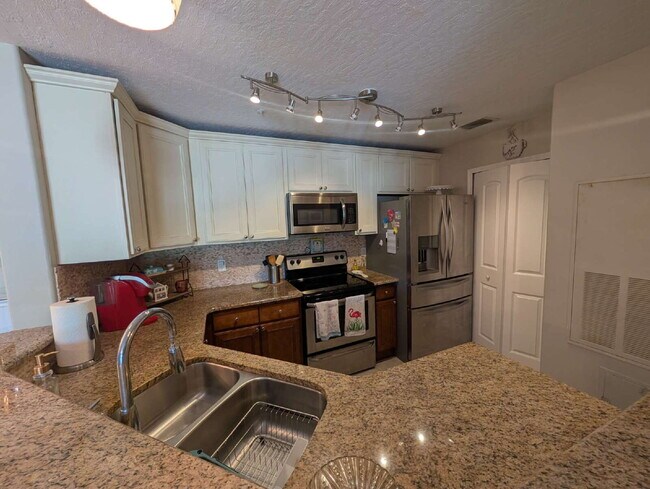 Building Photo - Fully Furnished 2-Bedroom Condo