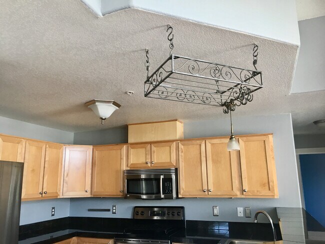 Building Photo - Gorgeous 2BD Condo in Desirable Progress Ridge Location!  High End Finishes, Great View!