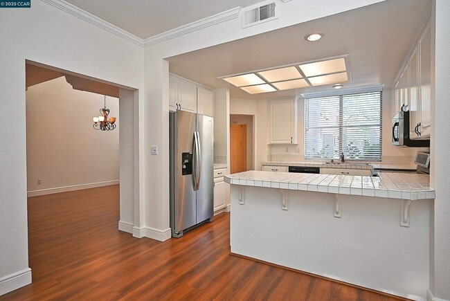 Building Photo - 6198 Lakeview Cir