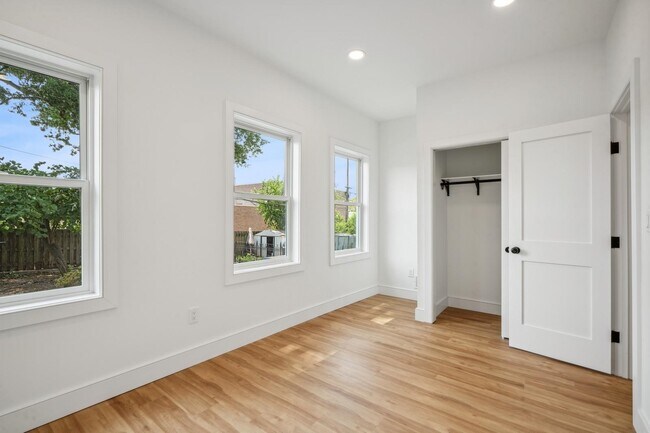 Building Photo - 215 Harrison Ave