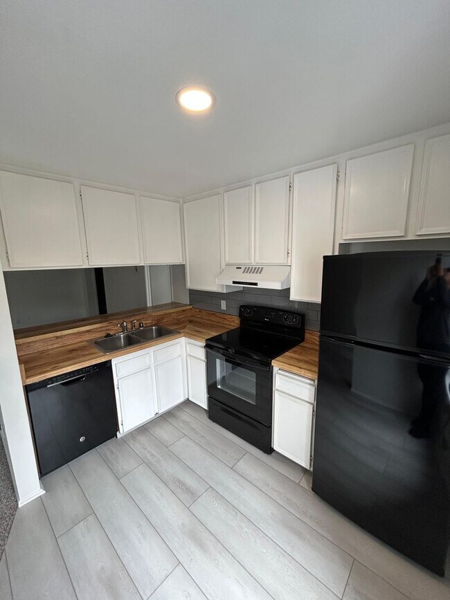 Building Photo - Renovated and Spacious, 1 bed 1 bath condo on 2nd floor! Move In Ready! First Month Free Rent!