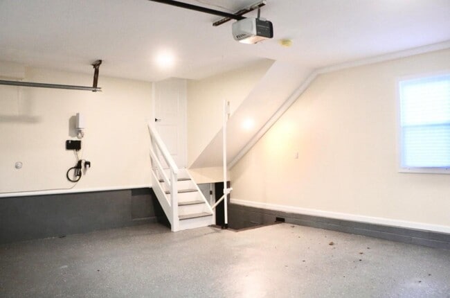 Building Photo - 19 Primrose Ave W