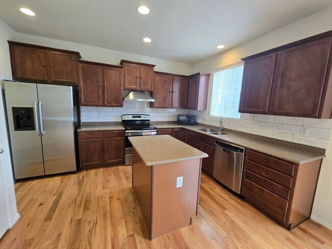 Building Photo - Beautiful 4-Bed, 3.5-Bath Home with Mountain Views on Quiet Cul-de-Sac