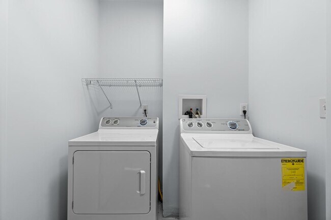 Building Photo - 443 Whiton St