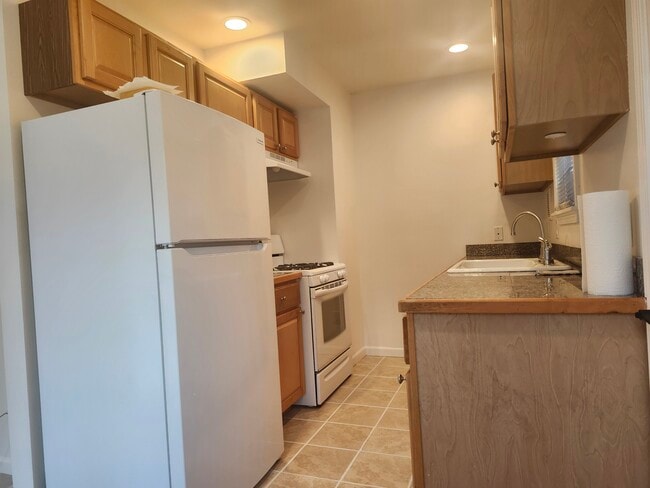 Building Photo - 3005-3005 Preble St