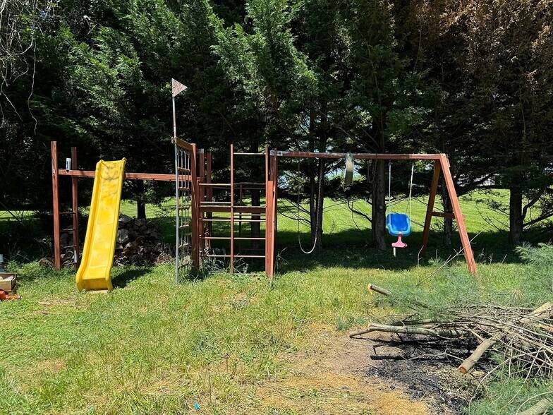 Building Photo - 10 Harmon Rd