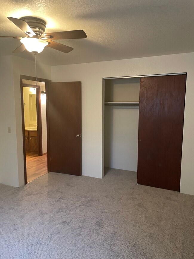 Building Photo - 2485 S Mountain View Dr