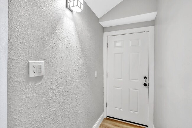 Building Photo - 1515 Sadlon Ave