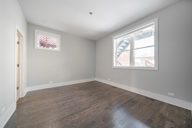 Building Photo - 556 W 18th St
