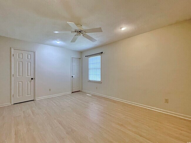 Building Photo - 219 Green Lake Dr