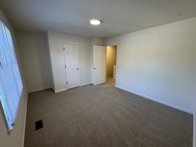 Building Photo - 2 bed 1.5 Bath