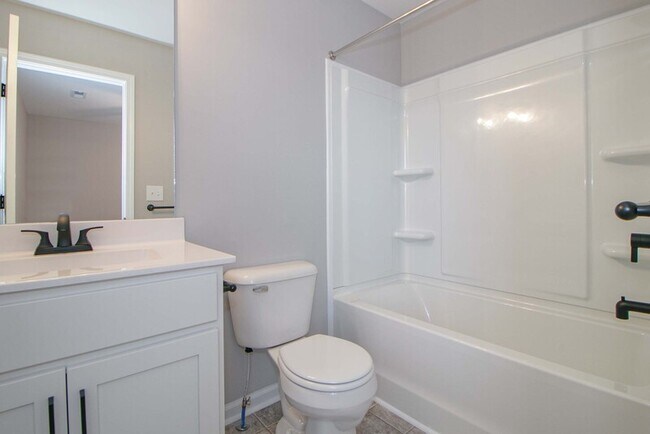 Building Photo - 1115-H2 Hillwood Drive