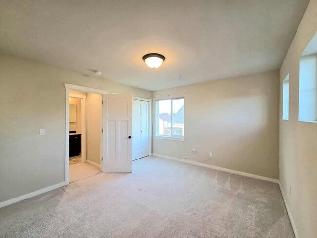 Building Photo - Large 3 bedroom, 3 bath newer build in sought after East Wenatchee neighborhood!