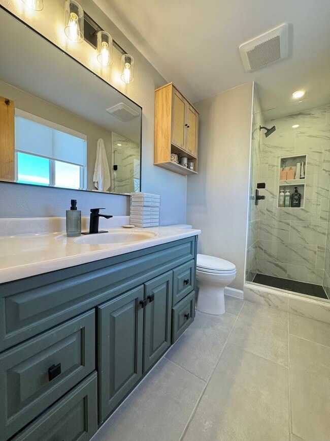 Building Photo - MOVE IN NOW & PAY NO RENT UNTIL OCTOBER!!