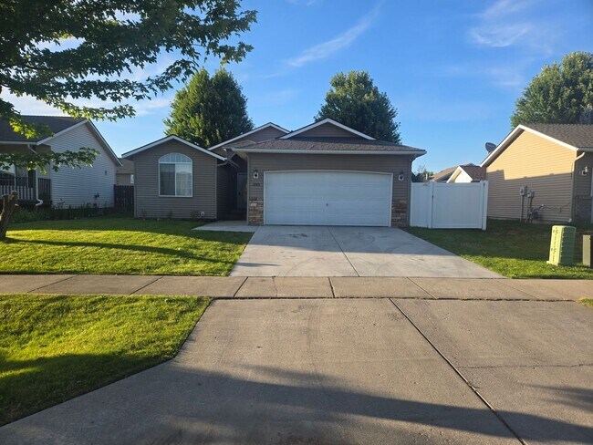 Building Photo - For Rent: 3 Bed, 2 Bath Home with Garage i...
