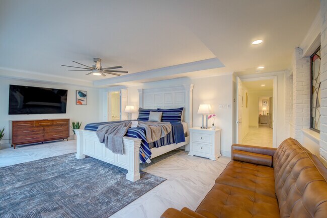 Building Photo - 8402 Columbia Dr