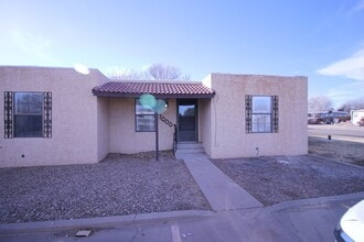 Building Photo - 1000 Mockingbird Ln