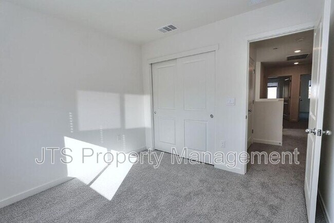 Building Photo - 2104 Shady Tree Cir