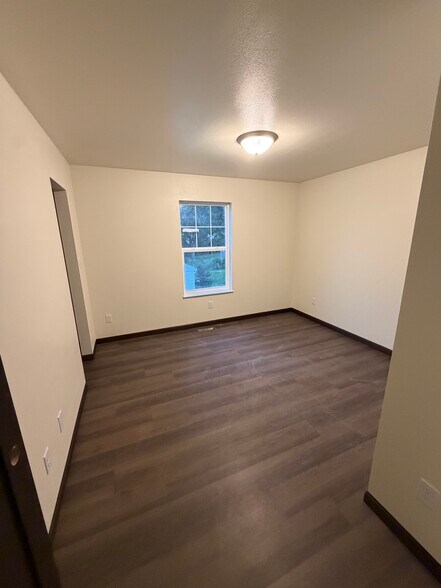 Building Photo - 2423 Iowa St