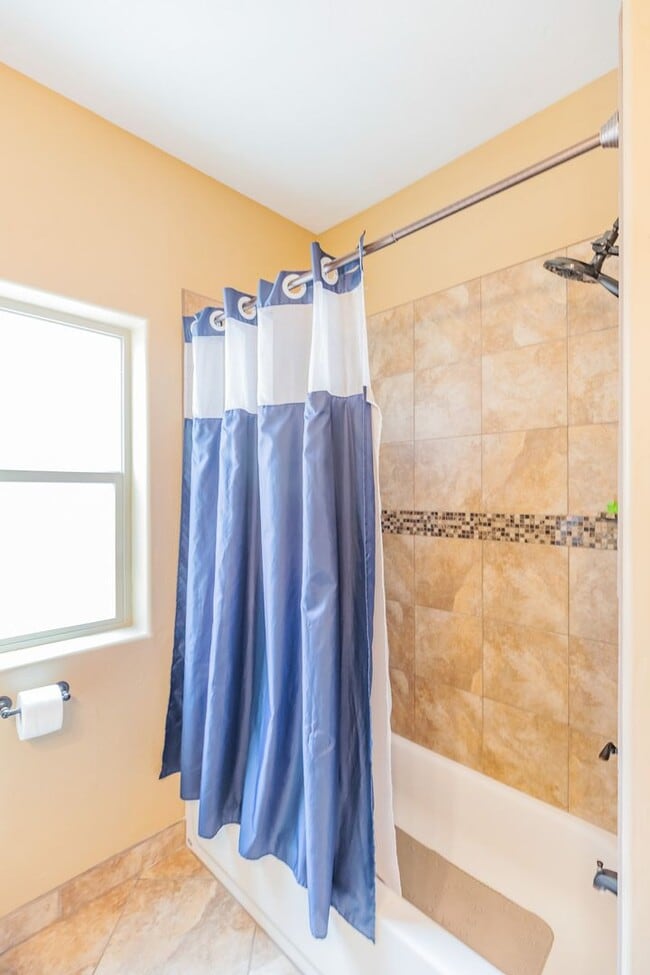 Building Photo - Beautiful 3 Bed 2 Bath Home