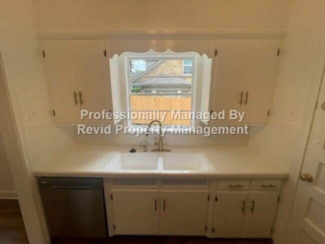 Primary Photo - Newly Renovated 2 Bed 1 Bath near U of M!