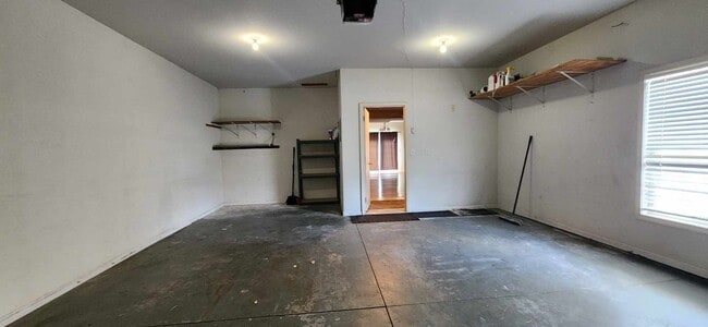 Building Photo - Spacious Town House for Rent